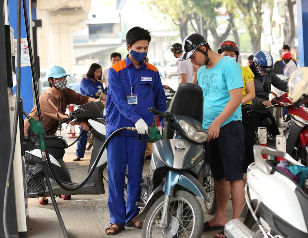 Les prix de l'essence et du petrole pourraient augmenter legerement simultanement lors de la seance de gestion des prix de cet apres-midi. Photo : Hai Nguyen