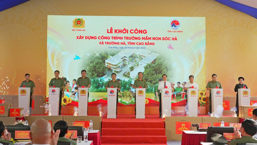 Cac dai bieu thuc hien nghi thuc khoi cong. Ảnh: Binh Tran