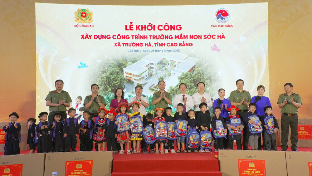 Doan cong tac Bo Cong an cung lanh dao dia phuong va lanh dao Tap doan Deo Ca trao tang qua cho cac em hoc sinh Truong mam non Soc Ha, xa Truong Ha. Ảnh: Binh Tran