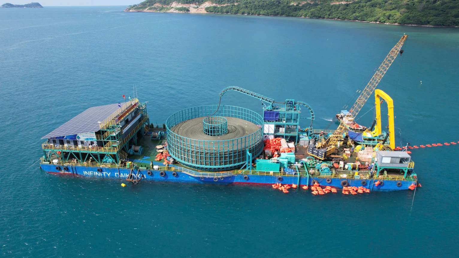 Construction et remorquage d'une bande de cables d'injection de cables d'injection d'electricite de l'eolien a Con Dao 2. Photo : EVN