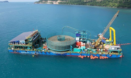 Thi công kéo dải cáp ngầm cấp điện từ điện lưới quốc gia ra Côn Đảo 2. Ảnh: EVN