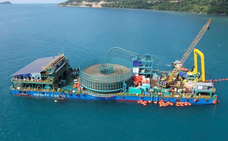Construction of pulling the underground cable strip to supply electricity from the national grid to Con Dao 2. Photo: EVN