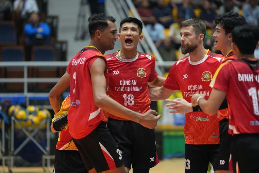 L'equipe de volleyball de la police de Ho Chi Minh-Ville a embauche des joueurs etrangers de qualite et a remporte tous les matchs lors de la premiere phase du championnat national 2025. Photo : VFV