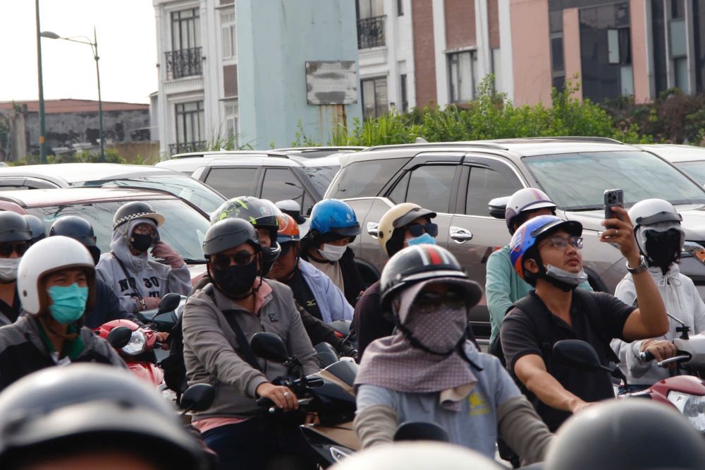 Duong dan len cau Binh Trieu 2 cung un u nghiem trong, dong xe di chuyen tung chut mot. Anh: Anh Tu