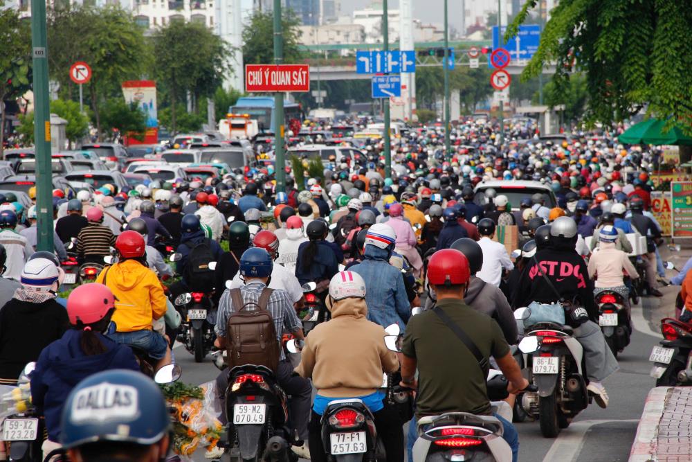 Oto, xe may noi duoi keo dai tren duong Pham Van Dong, nhieu doan gan nhu “dung im”. Anh: Thai Bao