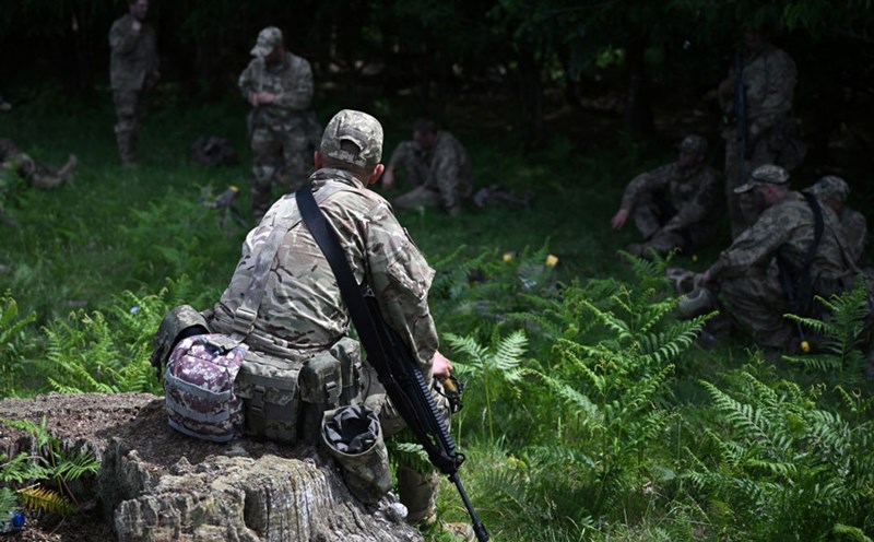 Ukrainian soldiers in a training program deployed by the UK and the Netherlands in eastern England on June 17, 2025. Photo: AFP
