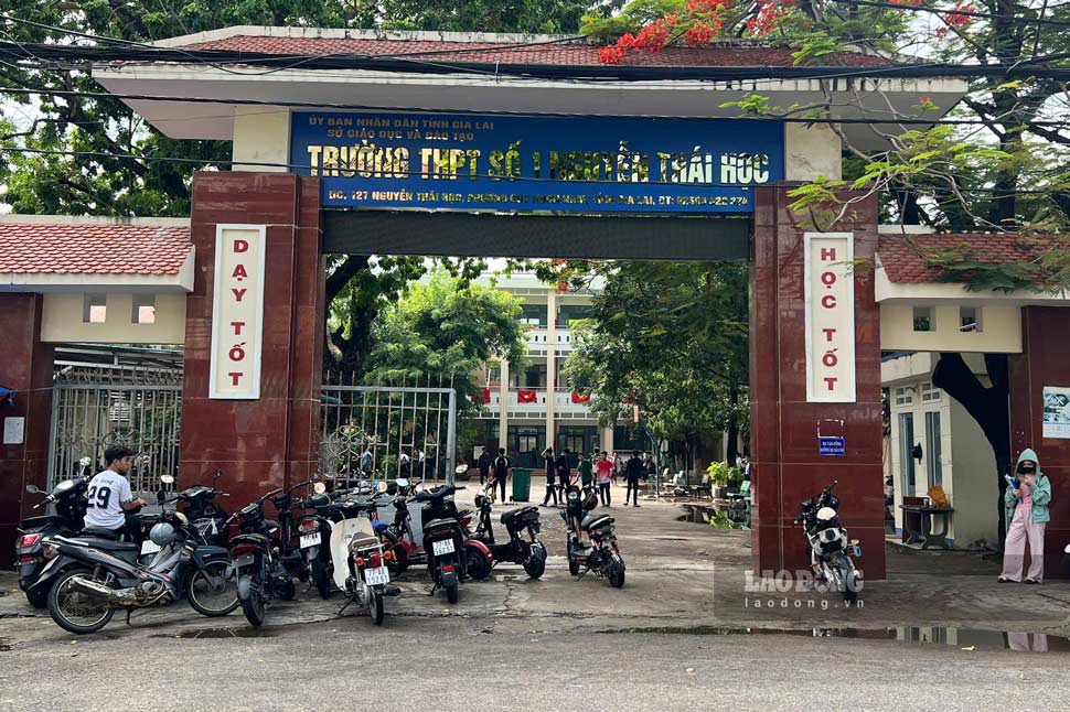 Truong THPT So 1 Nguyen Thai Hoc (phuong Quy Nhon Nam) trien khai ve sinh truong lop. Anh: Hoai Phuong