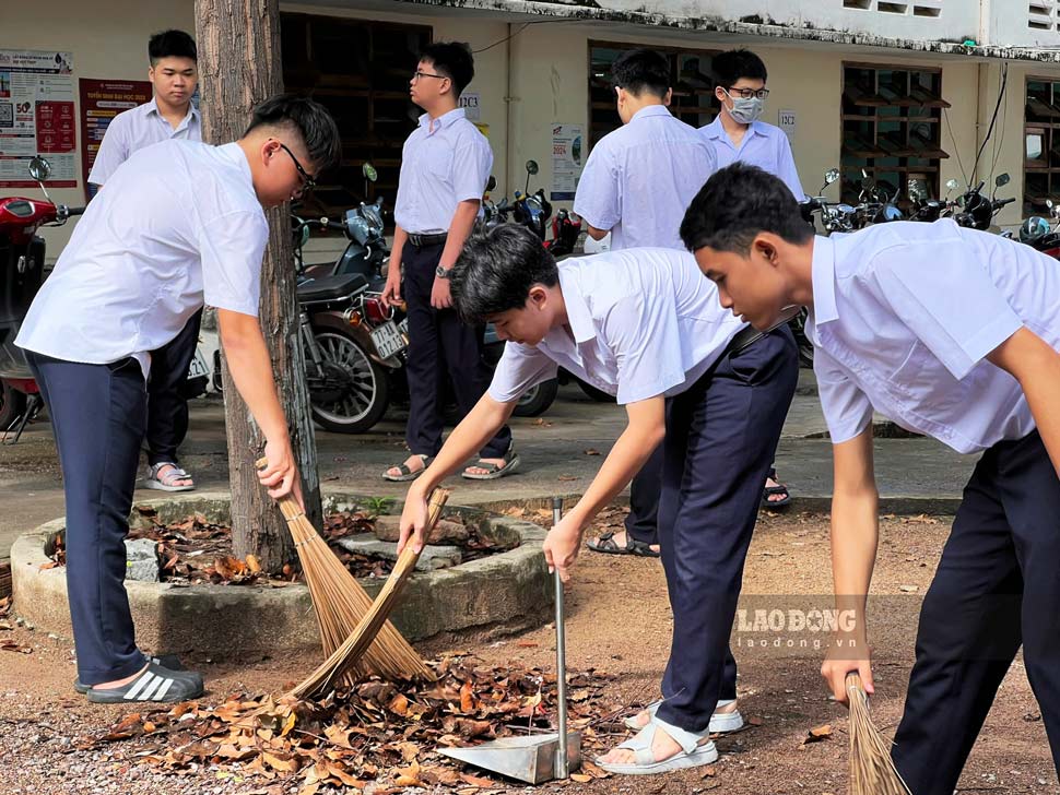 Hoc sinh duoc huy dong den don ve sinh truoc ngay khai giang nam hoc moi. Anh: Hoai Phuong