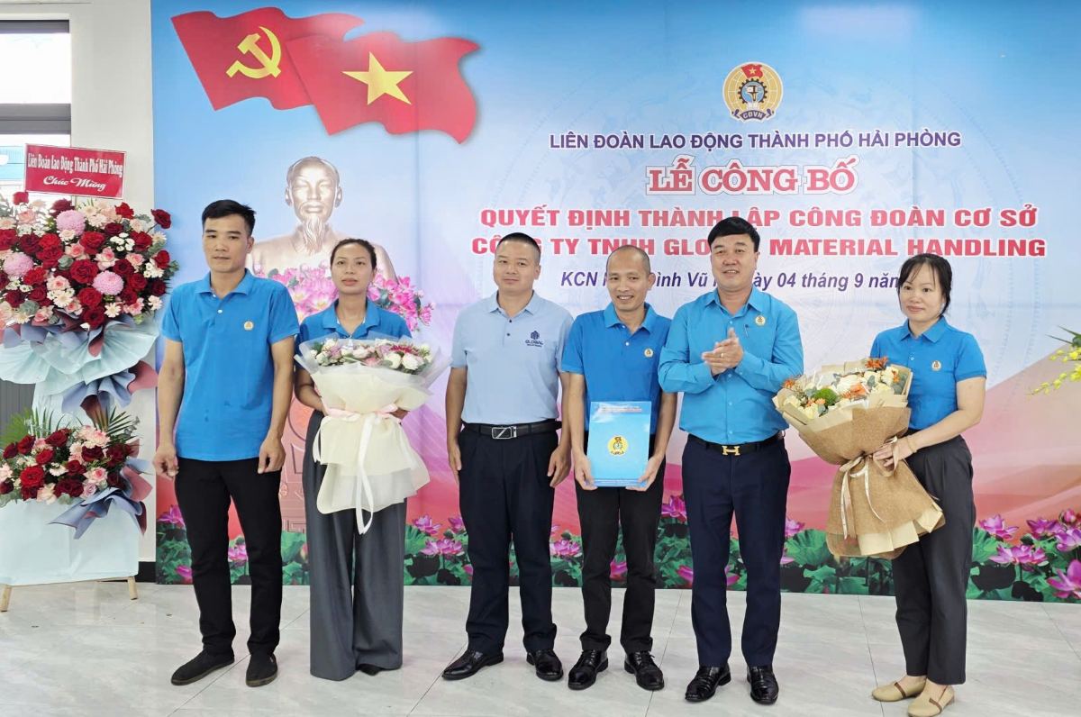 하이퐁시 노동총연맹 부위원장 Nguyen Van Quyét이 기초 노동조합 설립 결정을 수여하고 집행위원회 출범을 축하하는 꽃다발을 들고 있습니다. 사진: Bang Tam
