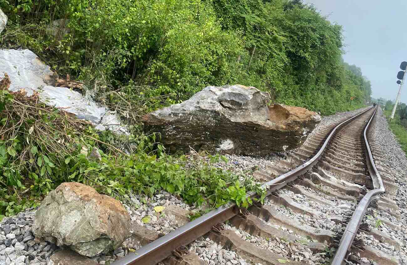 地滑りにより、北と南の鉄道はクアン・トライから損傷を受けました。写真：ハトロン