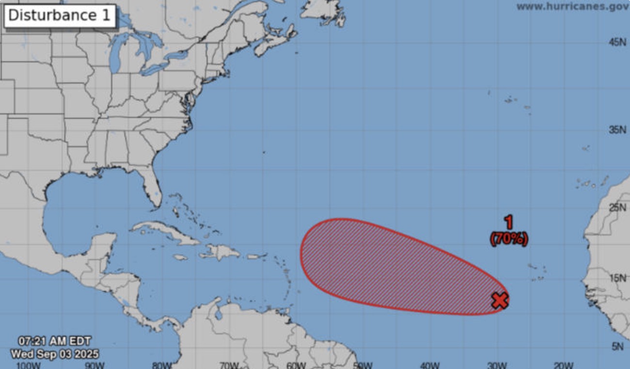 제7호 태풍 가브리엘로로 강화될 것으로 예상되는 저기압 지역. 사진: 미국 국립 허리케인 센터