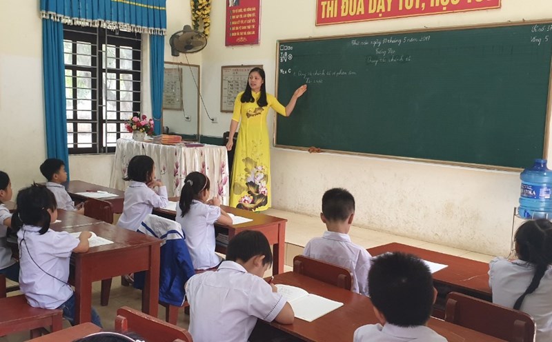 El aumento de las prestaciones preferenciales profesionales es una motivacion para que los profesores se sientan tranquilos y se unan a la profesion. Foto: Huyen Nguyen