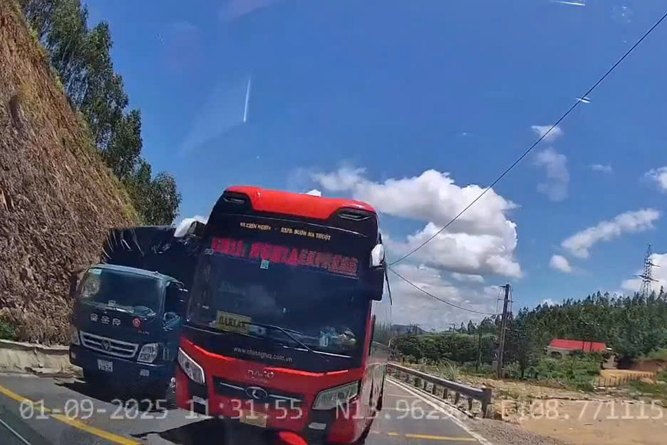 寝台バス、車両番号76B-013.34が、An Khe峠(Gia Lai省)を通過する国道19号線を誤って横断しました。写真:公安