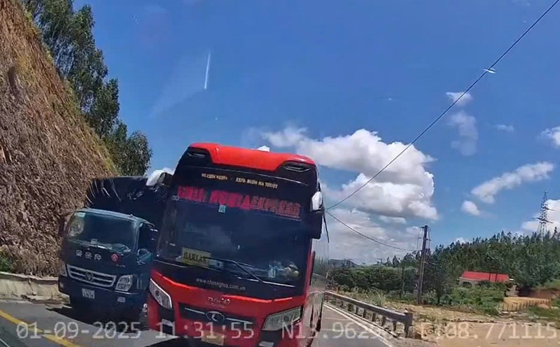 Sleeper bus with license plate 76B-012.34 recklessly overtook on National Highway 19 through An Khe Pass (Gia Lai). Photo: Police
