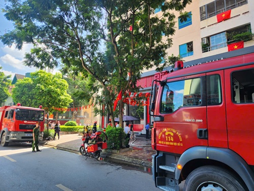 Effacement rapide de l'incendie d'un restaurant dans la zone urbaine de Trung Hoa. Photo Minh Hanh