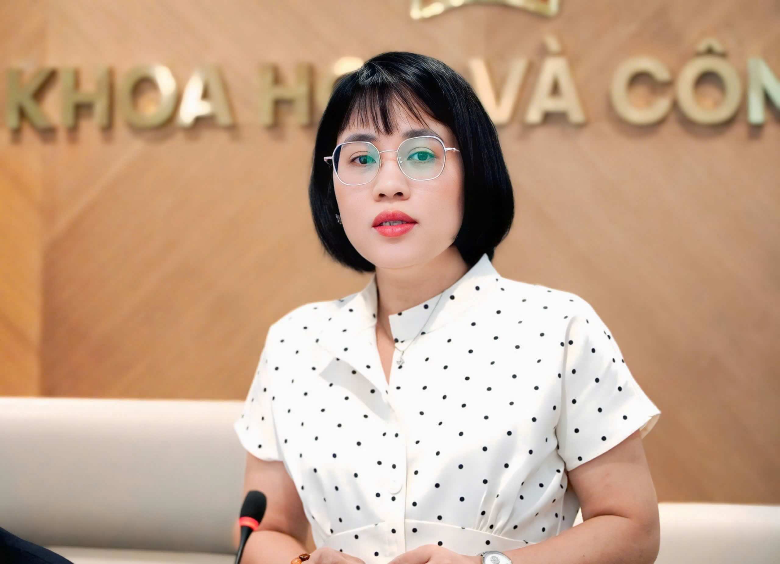 Ba Nguyen Thi Hai Hang - Giam doc Trung tam Truyen Thong Khoa hoc va Cong Nghe trinh bay bao cao tai Hop bao. Anh: Hao Thien