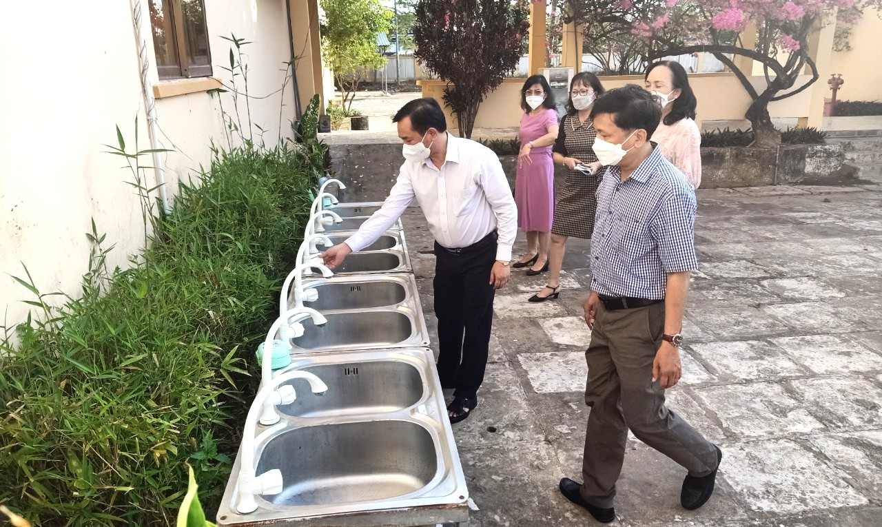 Lanh dao dia phuong kiem tra khu ve sinh tai mot diem truong ban tru. Anh: Nhat Ho