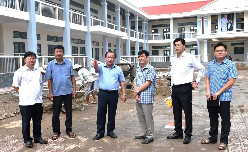 Pho chu tich UBND tinh Ca Mau Nguyen Minh Luan kiem tra truong, lop truoc them nam hoc moi. Anh: Truc Dao