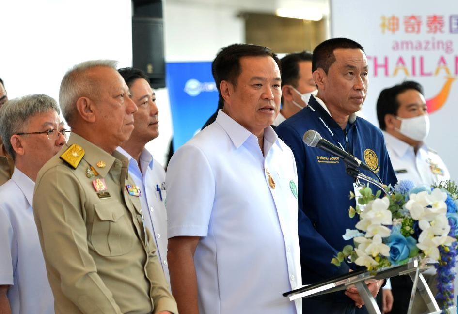 2023년 1월 9일 행사에서 태국 부총리 겸 보건부 장관 아누틴 찬비라쿨(흰색 바지 가운데) 사진: 신화통신