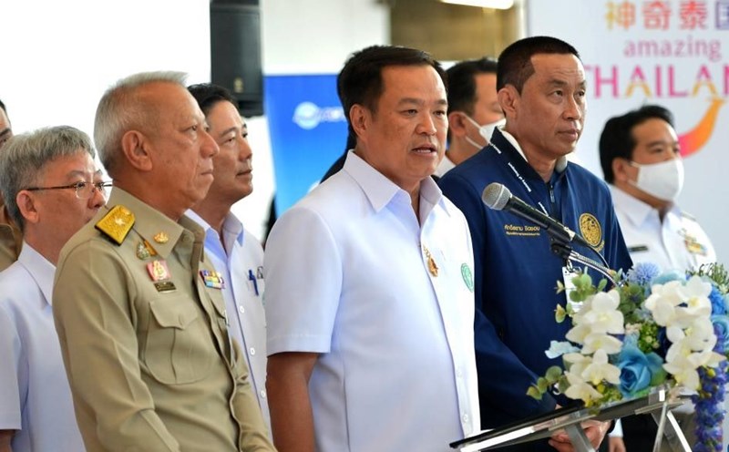 Deputy Prime Minister and Minister of Health of Thailand Anutin Charnvirakul (in white shirt, center) at an event on January 9, 2023. Photo: Xinhua