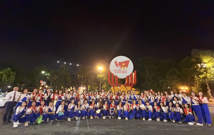 수도 노동자 공무원 노동자들이 국가적 수준의 성대한 기념식에 참석했습니다. 이는 노동조합 조직과 수도 노동조합원의 자부심입니다. 사진: Ngoc Anh