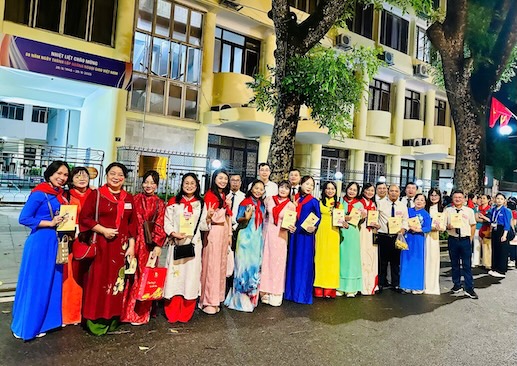 Ba Nguyen Thi Thu Thuy - Pho Chu tich LDLD Thanh pho Ha Noi (thu 3 tu trai sang) cung can bo Cong doan Thu do tham du Le ky niem, dieu binh, dieu hanh ky niem 80 nam Cach mang Thang Tam thanh cong va Quoc khanh 2.9. Anh: Ngoc Anh