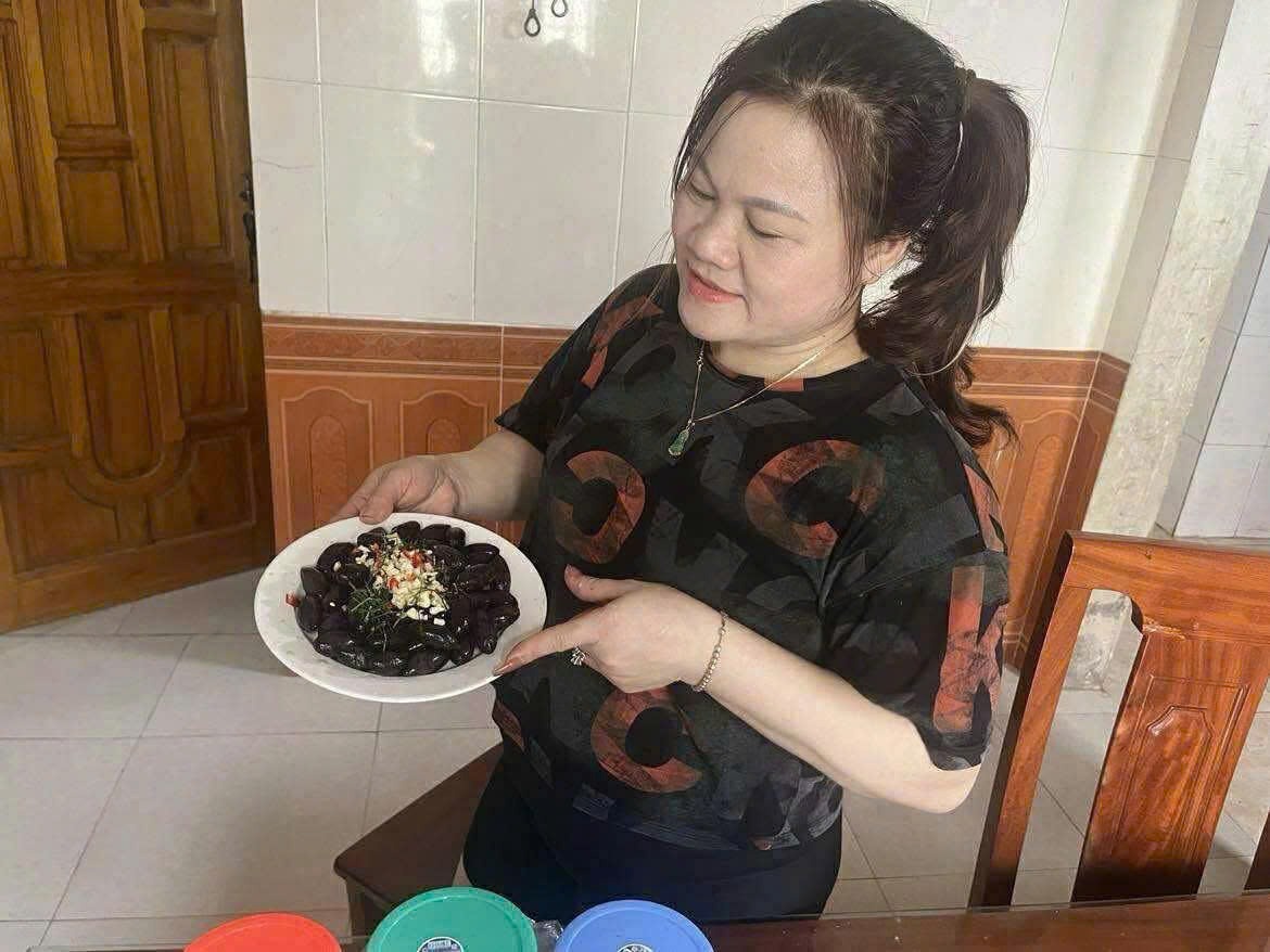 검은 과일은 다양한 요리로 조리할 수 있으며 사람들이 좋아합니다. 사진: Sy Thong