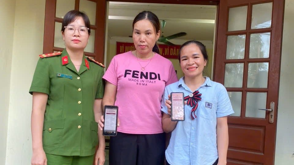 Kim Boi 면 공안은 잘못 송금된 5천만 동을 돌려받도록 주민들을 지원합니다. 사진: Kim Boi 면 공안