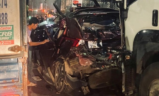 Ôtô 7 chỗ dừng đèn đỏ bị xe tải phía sau tông khiến 3 người thương vong