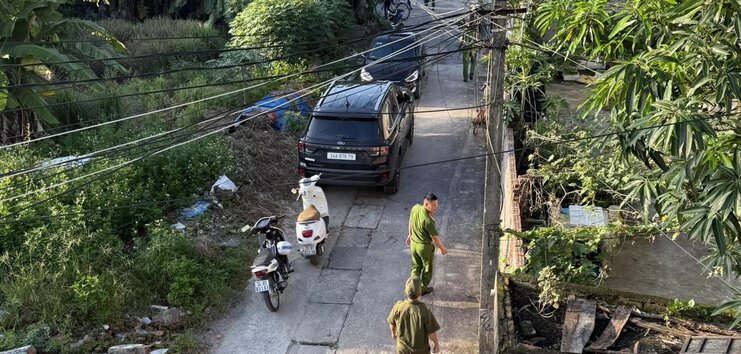 Les forces de l'ordre sont presentes sur les lieux pour enqueter sur l'affaire du deces d'un nouveau-ne a Hai Phong. Photo : Fournie par les habitants