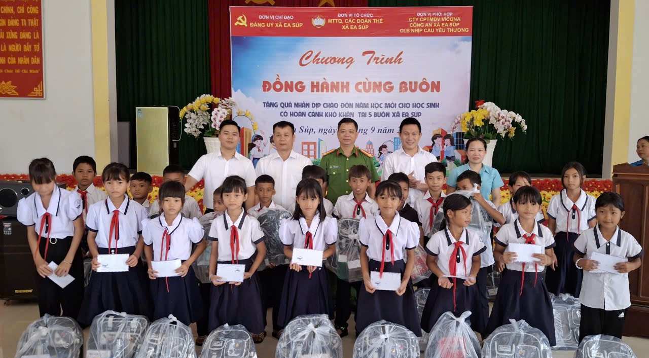 선물은 조직위원회에서 Dak Lak 지방 Ea Sup bia 코뮌의 외딴 지역 학생들에게 전달했습니다. 사진: Duc Hanh