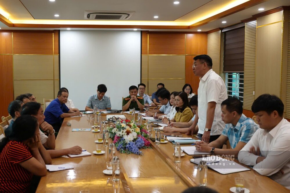 Ngay 4.9, chinh quyen xa Thanh Ba doi thoai voi than nhan cac mo liet si. Anh: To Cong.