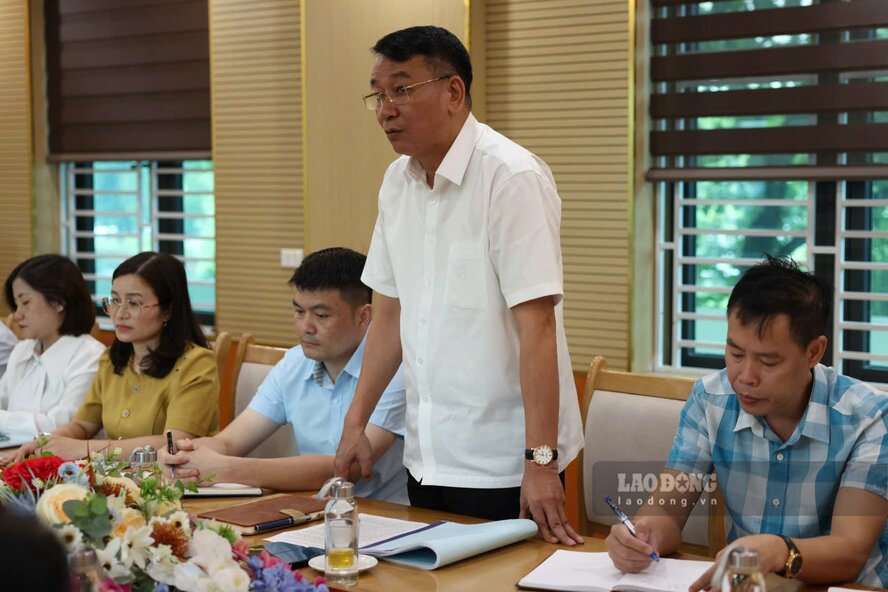 Ong Nguyen Duy Hong (ao trang) - Chu tich UBND xa Thanh Ba phat bieu trong buoi lam viec voi cac than nhan. Anh: To Cong.