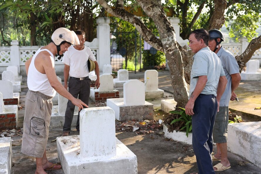 Dong Xuan 코뮌 열사 묘지의 열사 무덤 유족들이 무덤을 확인하고 있습니다. 사진: Duc Hoang.