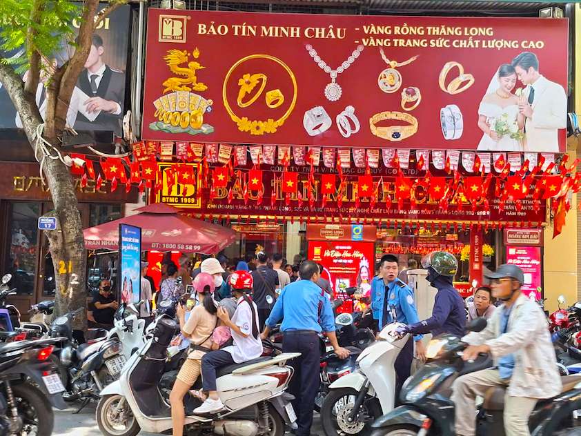Khong it truong hop den noi nhung van khong the mua duoc vang vi cua hang da het nhan tron, vang mieng hoac ap dung quy dinh gioi han ban ra. Anh: Tuyet Lan