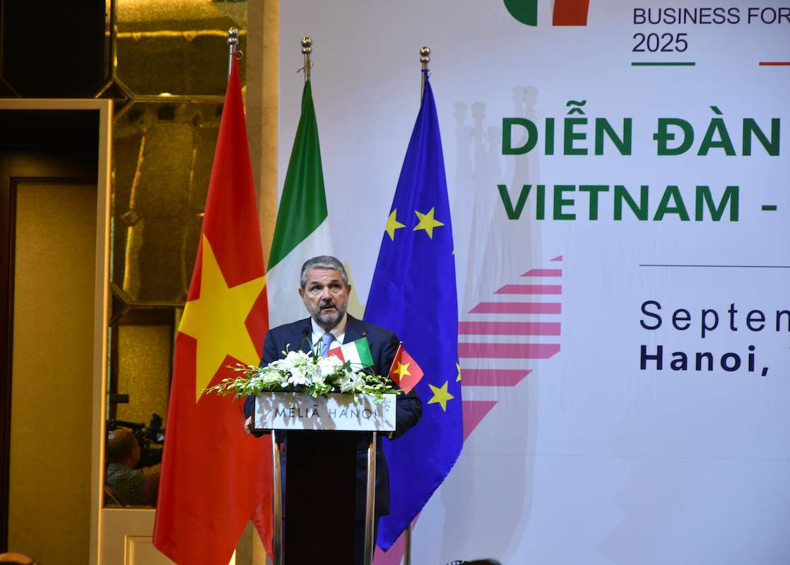 Ngai Valentino Valentini - Thu truong Bo Doanh nghiep va San pham san xuat tai Italia phat bieu tai Dien dan. Anh: Bo Tai chinh