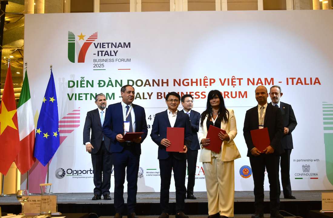 Hon 10 bien ban ghi nho (MoU) da duoc ky ket tai Dien dan. Anh: Bo Tai chinh