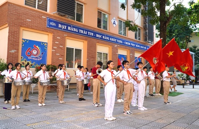 Hoc sinh Truong THCS Ngoc Lam tap luyen cho le khai giang sang mai 5.9. Anh: Van Trang  