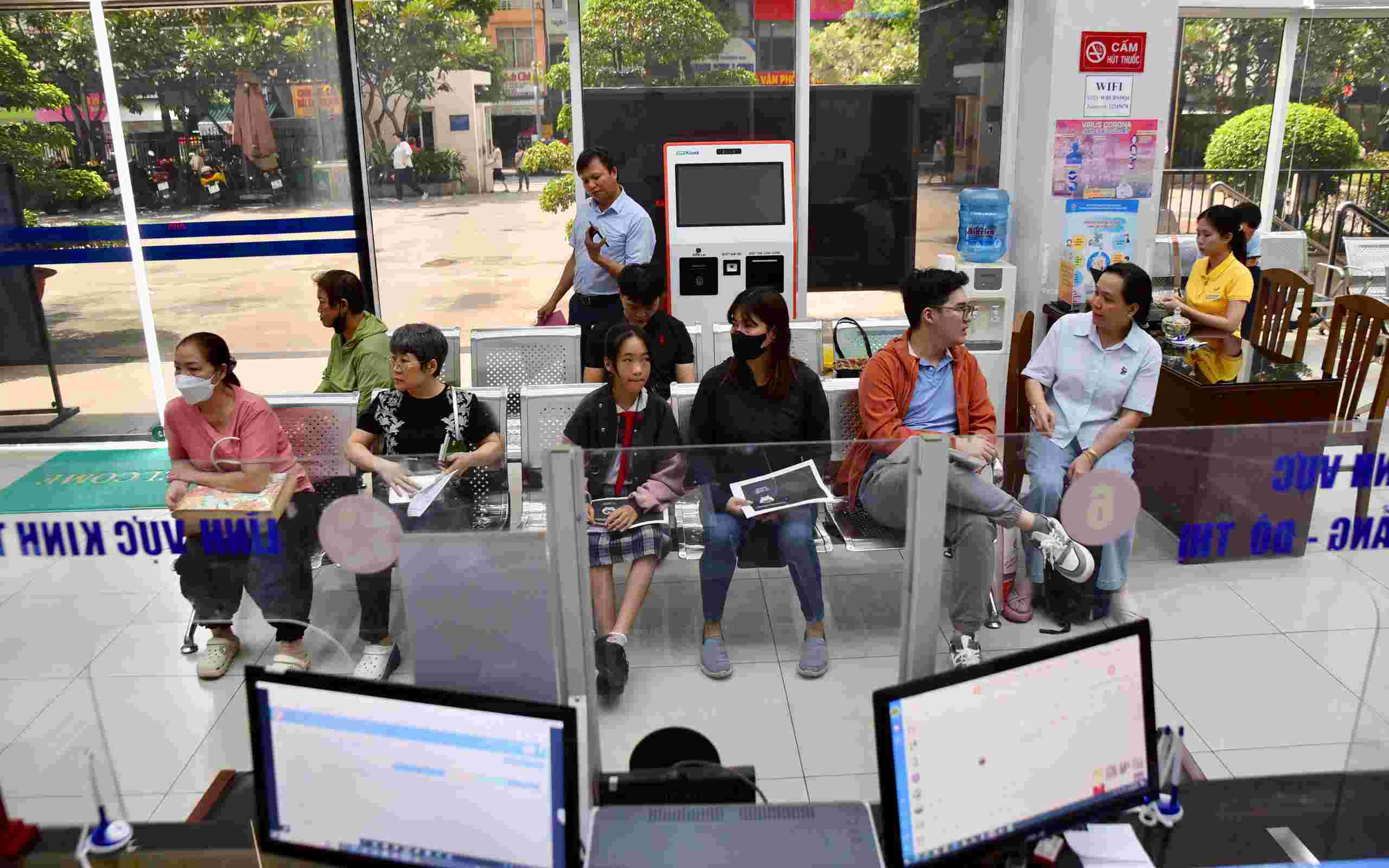 Khong khi nhon nhip tai Trung tam Phuc vu hanh chinh cong phuong Xom Chieu (TPHCM). Anh: Minh Tam