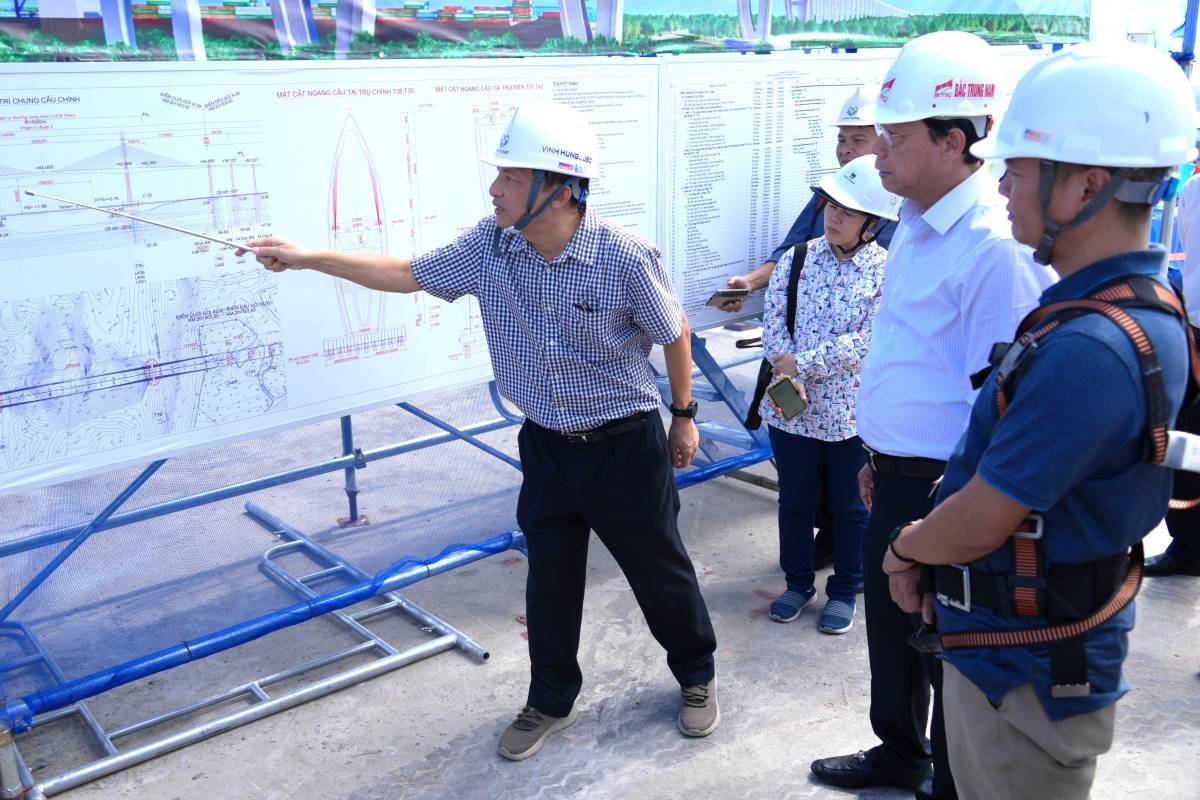 Ong Nguyen Van Tho - Pho Chu tich UBND TPHCM(ao trang) - nghe bao cao ve du an cau Phuoc An sau khi khao sat thuc te. Anh: Thanh An
