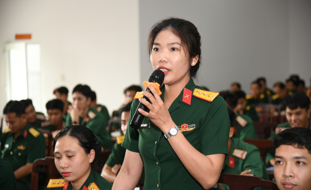 Can bo, chien si phat bieu y kien tai buoi sinh hoat doi thoai. Anh: Phuong Vu