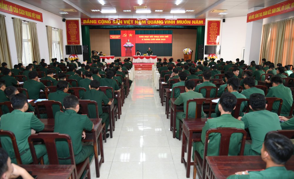 Buoi doi thoai dan chu ghi nhan nhieu y kien dong gop. Anh: Phuong Vu