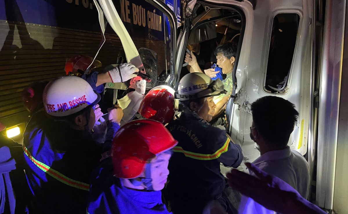 Le chauffeur coince dans la cabine apres l'accident de la route a ete secouru par les forces de l'ordre et sorti de la voiture. Photo : Police provinciale de Quang Tri