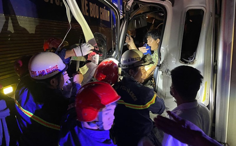 The driver was trapped in the cabin after the traffic accident and was rescued by the authorities and taken out of the car. Photo: Quang Tri Provincial Police