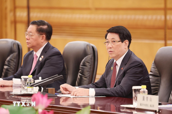 Chu tich nuoc Luong Cuong de nghi hai ben thuc day manh me hop tac thuc chat, voi cac linh vuc trong tam la khoa hoc cong nghe, doi moi sang tao, dao tao nhan luc chat luong cao, day nhanh ket noi giao thong chien luoc voi uu tien la hop tac duong sat. Anh: TTXVN