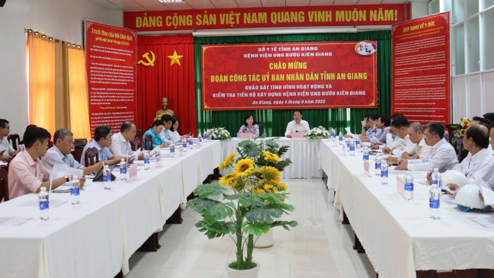 Buoi lam viec voi Benh vien Ung buou Kien Giang ve tinh hinh hoat dong va tien do xay dung Benh vien 400 giuong. Anh: Ngoc Mai