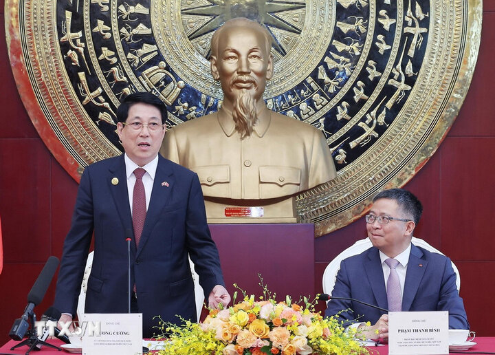 Politburo member and President Luong Cuong spoke at the meeting with officials and staff of the Embassy and representatives of the Vietnamese community in China. Photo: VNA