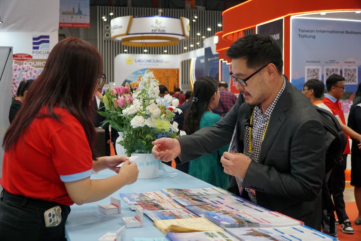 Khach quoc te tham quan hoi cho. Anh: Thanh Chan