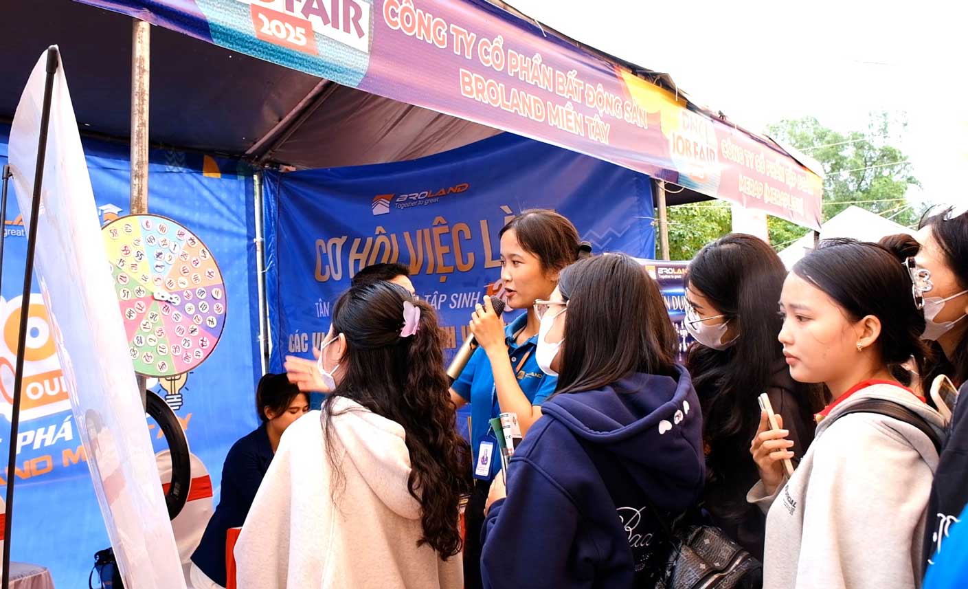 Many businesses prioritize finding candidates with a grasp of technology. Photo: My Ly