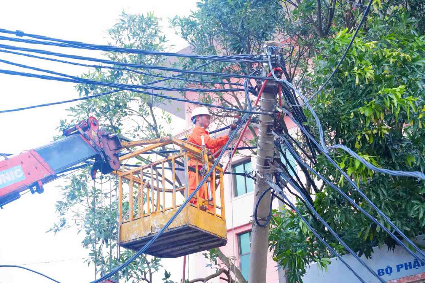 Điện lực Nghệ An khuyến cáo người dân áp dụng các biện pháp tiết kiệm điện. Ảnh: Ngọc Anh